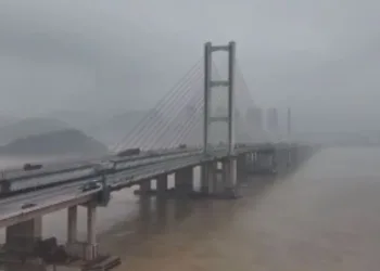 Çin’de kargo gemisi köprüye çarptı