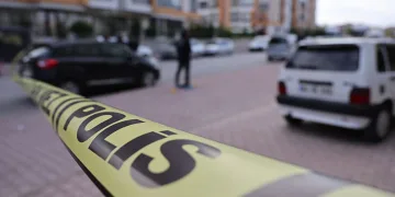 Sokak ortasında birbirlerini bıçakladılar
