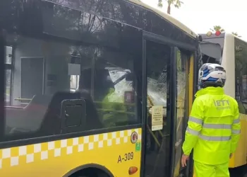 Durağa yanaşan İETT otobüsü, başka bir otobüse çarptı
