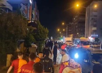 Bursasporlular Galatasaray taraftarlarının üzerine yürüyerek slogan attı