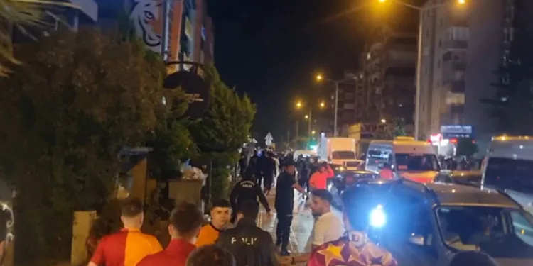 Bursasporlular Galatasaray taraftarlarının üzerine yürüyerek slogan attı