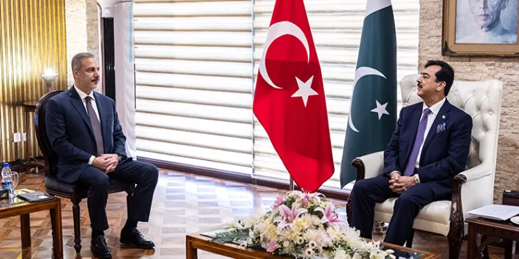 Dışişleri Bakanı Fidan, Pakistan Senato Başkanı Gilani ile görüştü