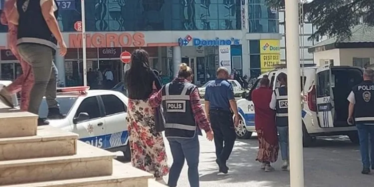 Polis memurunun dikkatinden kaçmayan 3 şüpheli suçüstü yakalandı