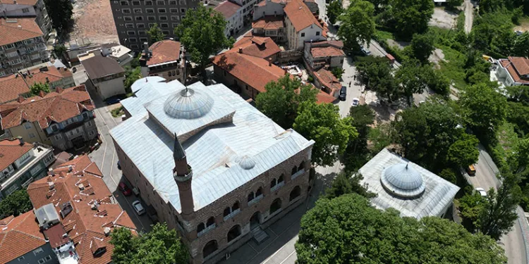 Bursa’da 658 yıllık tarihi cami kendi haline terk edildi
