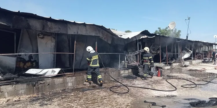 Mevsimlik tarım işçilerinin kaldığı 4 konteyner küle döndü