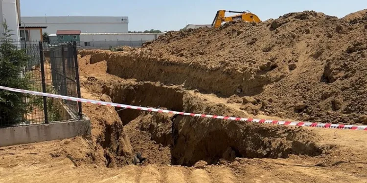 Sanayi sitesinde toprak kayması : 2 işçi kurtarıldı