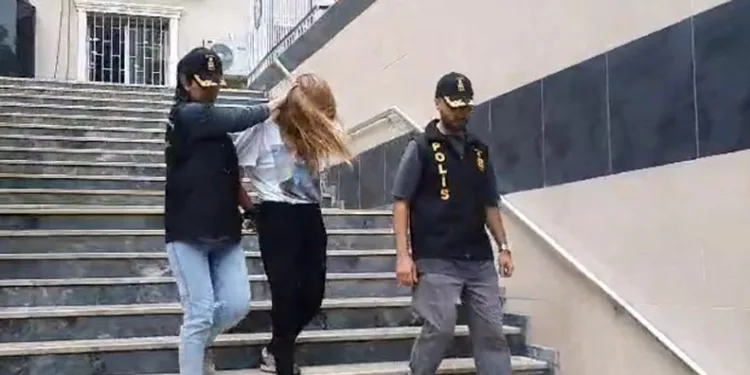 Eski eşini boğazından bıçaklayarak öldüren kadına müebbet hapis talebi