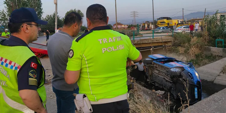 Turgutlu’da jandarma aracı sulama kanalına uçtu