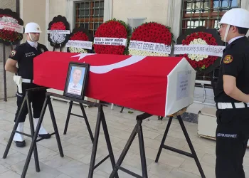 Kalbine yenilen polis memuruna son veda