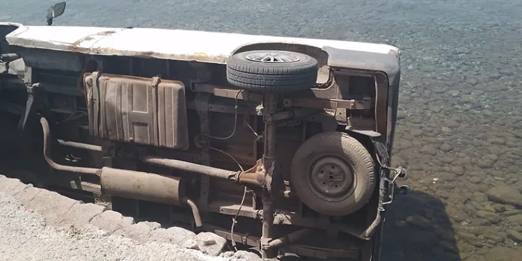 Denize düşen minibüsten yaralı çıktı