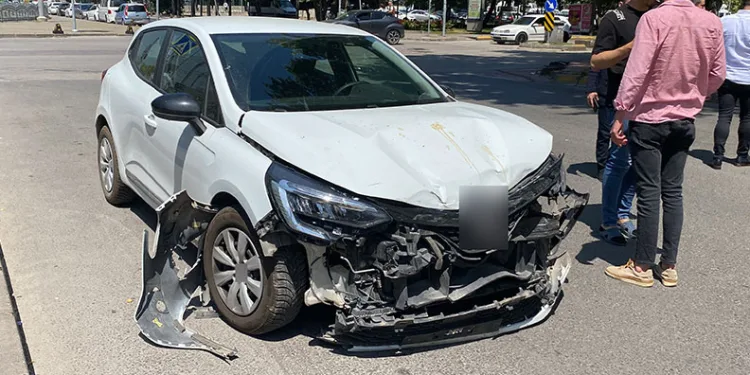 Kavşakta otomobiller çarpıştı: 3 yaralı
