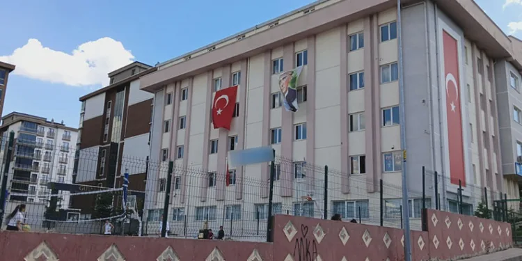 Ortaokul öğrencileri arasındaki kavga kanlı bitti