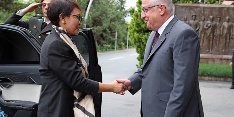 Bakan Güler, Endonezya Dışişleri Bakanı Marsudi ile bir araya geldi