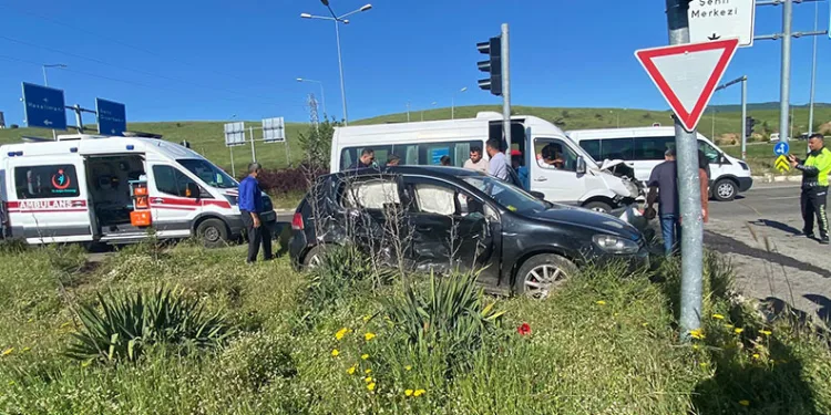 Bingöl’de otomobil ile minibüs çarpıştı: 9 yaralı