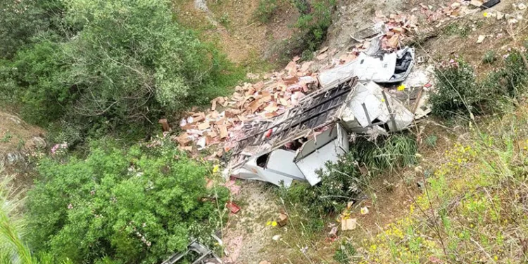 Milas’ta tır uçuruma yuvarlandı: 1 ölü