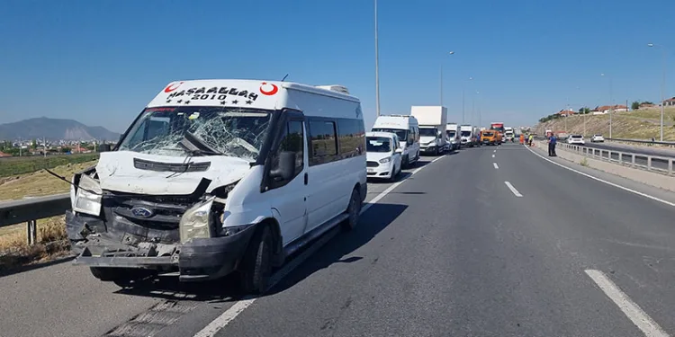 Tırdan dökülen malzeme kazaya neden oldu: 11 yaralı