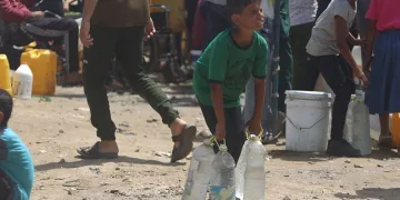 Gazzeliler su için saatlerce bekliyor