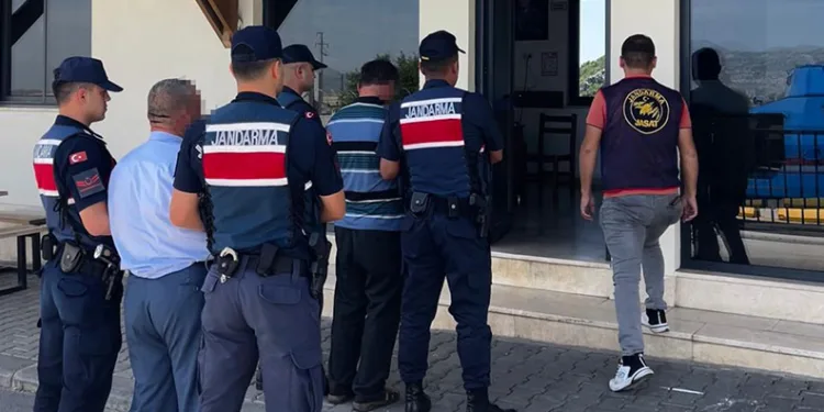 Çoban kılığında 2 yıl boyunca saklanan cinayet şüphelileri jandarmadan kaçamadı