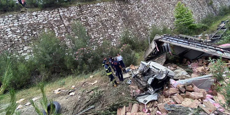 20 metrelik uçuruma düşen kamyonun sürücüsü öldü