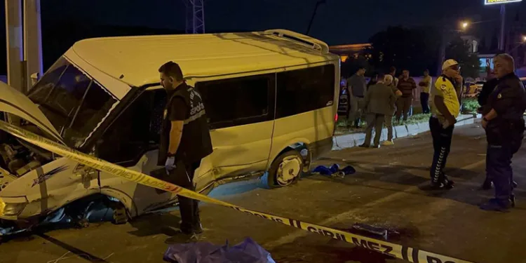 Kontrolden çıkan minibüs orta refüje çarparak savruldu: 1 ölü