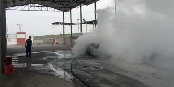 Batman’da jandarma arama noktasına giren otomobil yandı