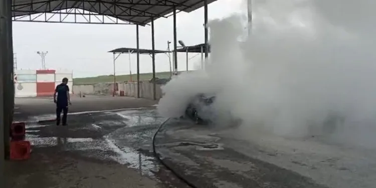 Batman’da jandarma arama noktasına giren otomobil yandı