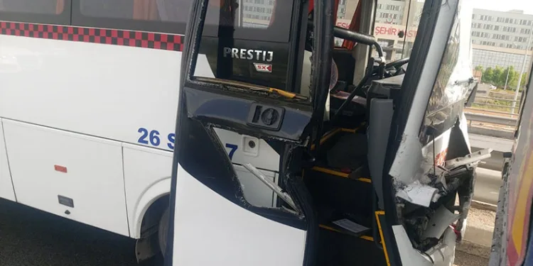 İşçi servisi tıra çarptı, 8 kişi yaralandı