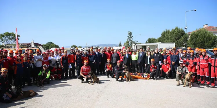 Osmangazi Belediyesi arama kurtarma ekiplerinden nefes kesen tatbikat