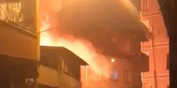 Gecekondu alevlere teslim oldu