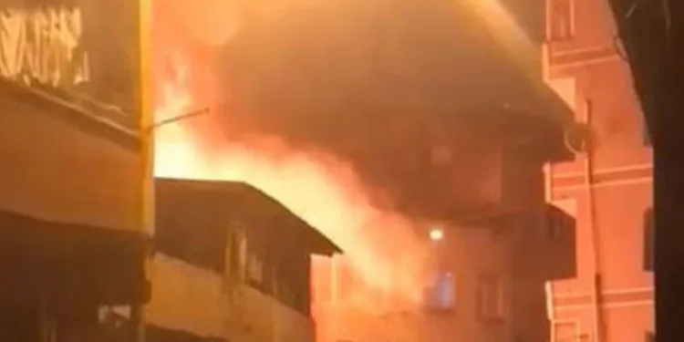 Gecekondu alevlere teslim oldu