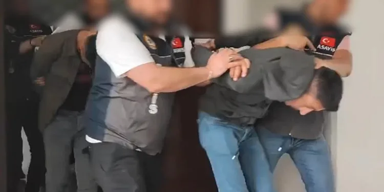 Kendilerini emniyet mensubu olarak tanıtıp vurgun yapan şebeke çökertildi
