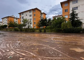 Bursa’da sağanak yağış hayatı felç etti
