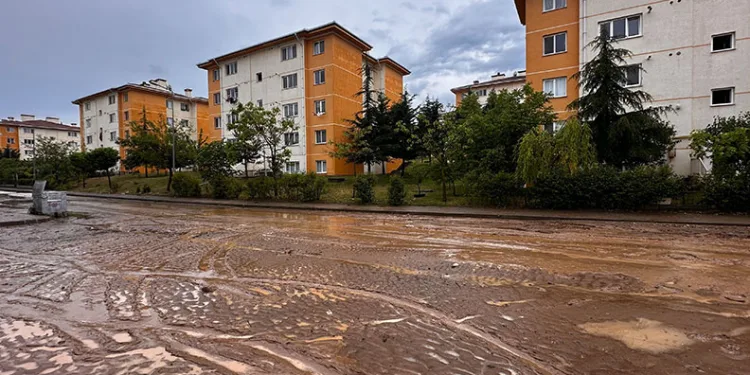 Bursa’da sağanak yağış hayatı felç etti