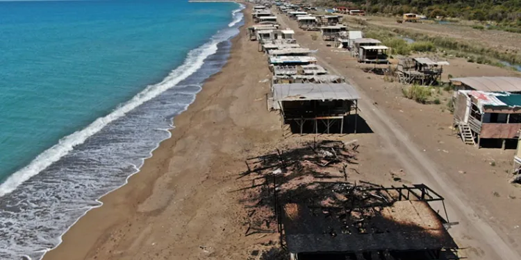 Antalya’da denize sıfır çardaklarda yangın
