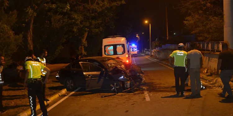 Konya’da otomobil aydınlatma direğine çarptı: 4 yaralı