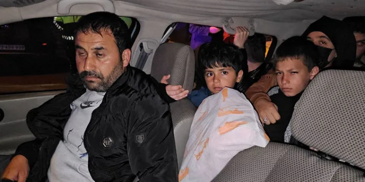 Dur ihtarına uymayan otomobilin içinden 17 kişi çıktı