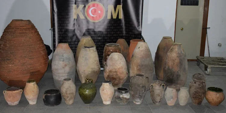 Amasya’da minibüste 26 tarihi küp ele geçirildi