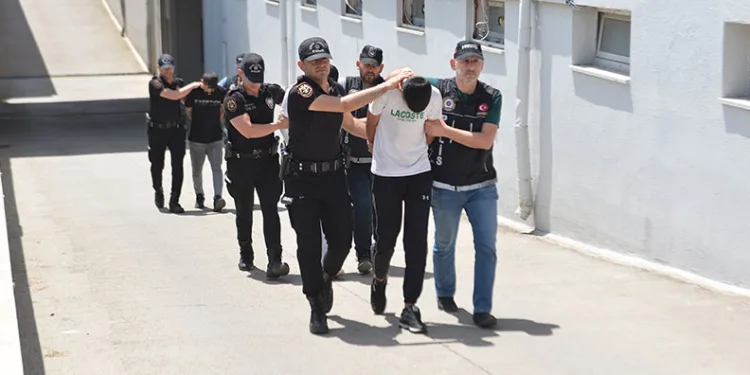 Narkotik polisleri, kamyonette 4 kilo 400 gram esrar ele geçirdi