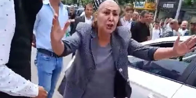 Kazaya karışan kadın çevredekilere hakaret edip ‘trafik dersi’ verdi