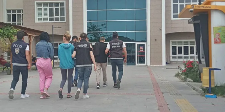 Burdur’da durdurulan araçta uyuşturucu çıktı