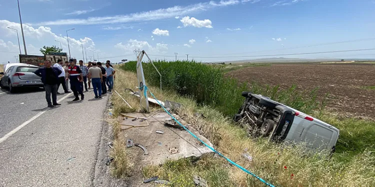 Diyarbakır’da minibüs ile otomobil çarpıştı: 4 yaralı