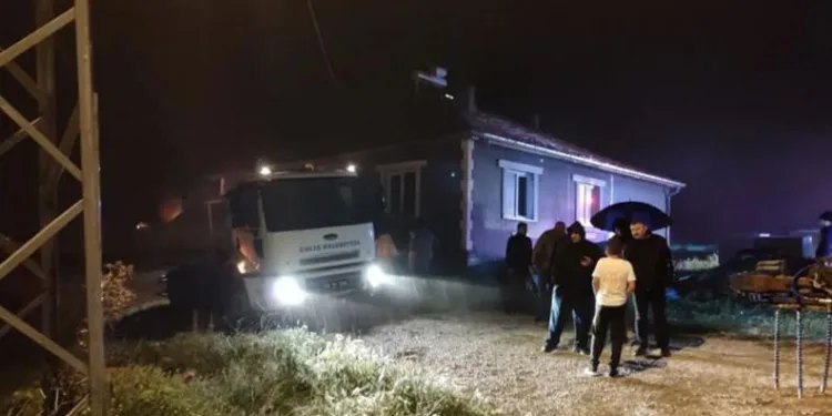 Yıldırım düşen evde yangın çıktı