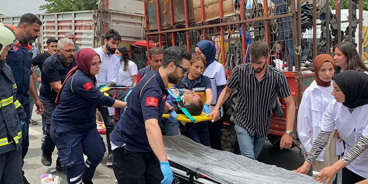 Kamyonet tırın altına girdi: 1’i ağır 2 yaralı