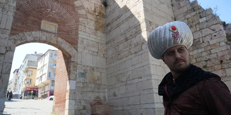 Bursa’da padişah kostümüyle sikke dağıttı
