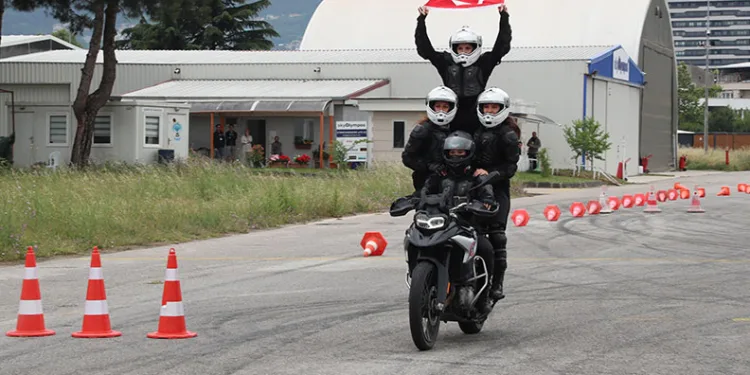 Bursa’da yunus polislerinin gösterisi nefes kesti