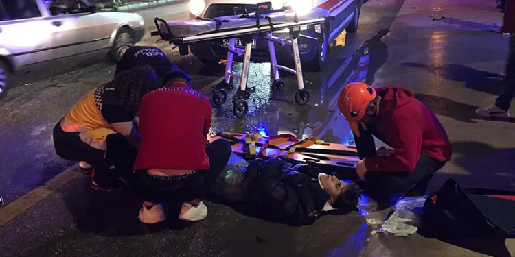 Hafif ticari araç ile motosiklet çarpıştı: 2 yaralı