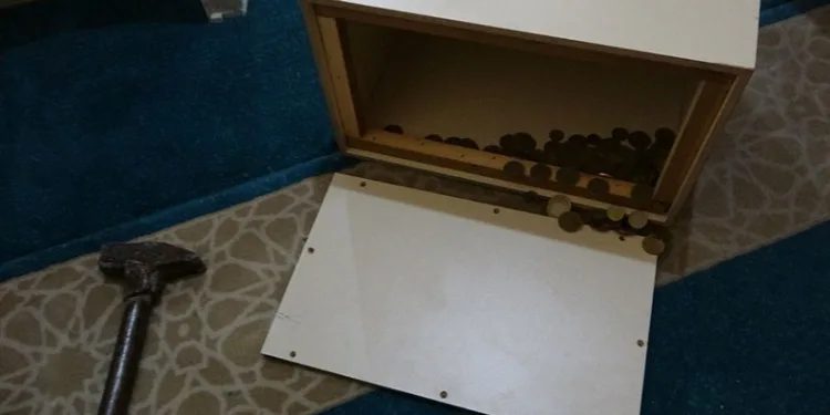 Caminin yardım kasasındaki parayı çaldı