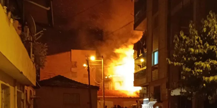Turgutlu’da metruk binada çıkan yangın korkuttu