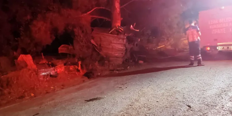 Çanakkale’de otomobil ağaca çarptı, 2 kişi hayatını kaybetti