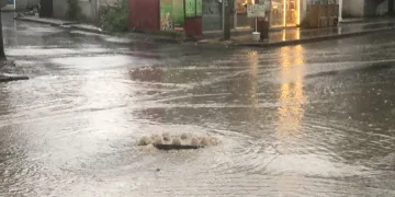 Kars’ta sağanak caddeleri göle çevirdi